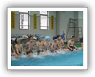 本校具備室內溫水泳池，每週皆安排游泳課程，使本校學子都能具備游泳的能力。