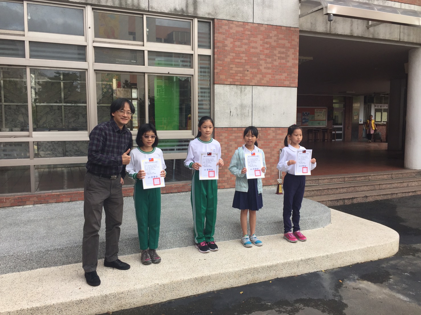 本校游泳隊參加臺北市106學年度西區運動會游泳比賽榮獲佳績