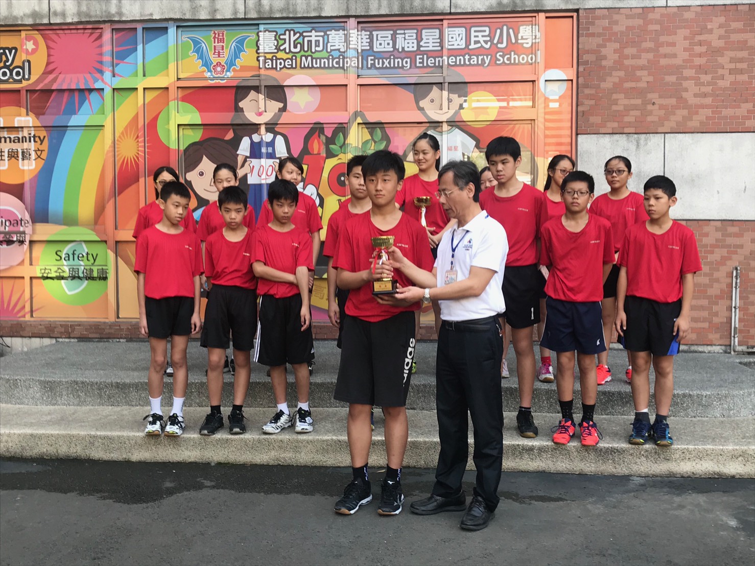 本校六年戊班排球隊榮獲臺北市107學年度教育盃排球賽六年級女童組第三名、六年級男童組第四名!