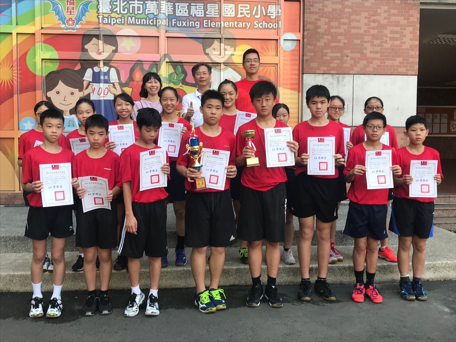 本校六年戊班排球隊榮獲臺北市107學年度教育盃排球賽六年級女童組第三名、六年級男童組第四名!